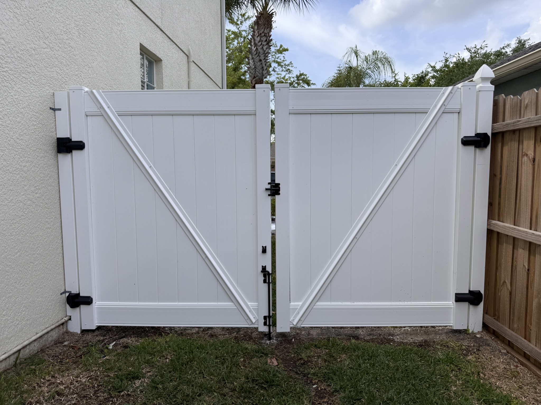 Fence Company in Winter Garden, FL 2 White vinyl fence installation in Winter Garden, FL providing privacy, durability, and a clean modern look for residential backyard.