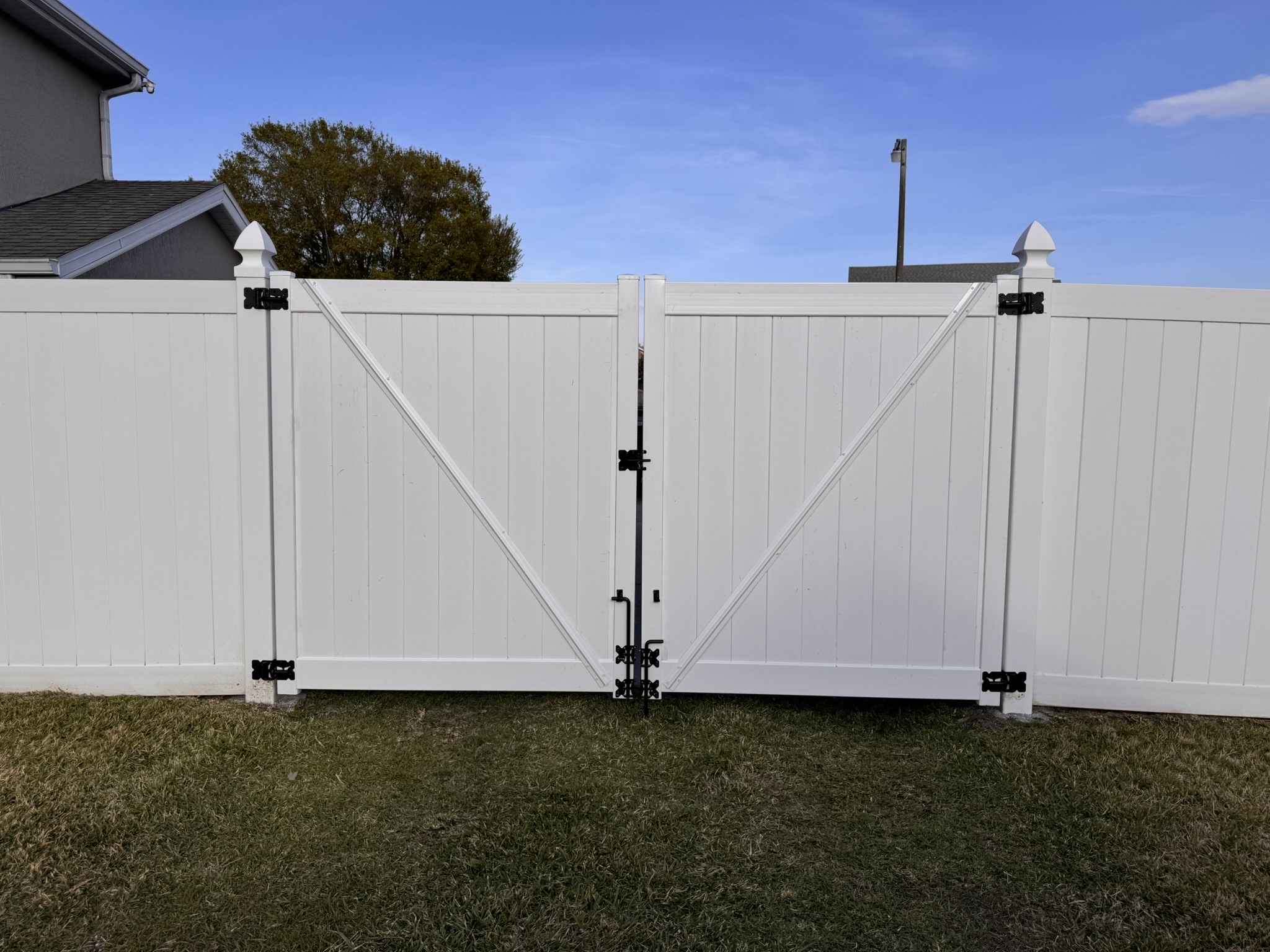 Custom White Vinyl Double Drive Gates in Kissimmee: The Perfect Blend of Style and Florida Durability