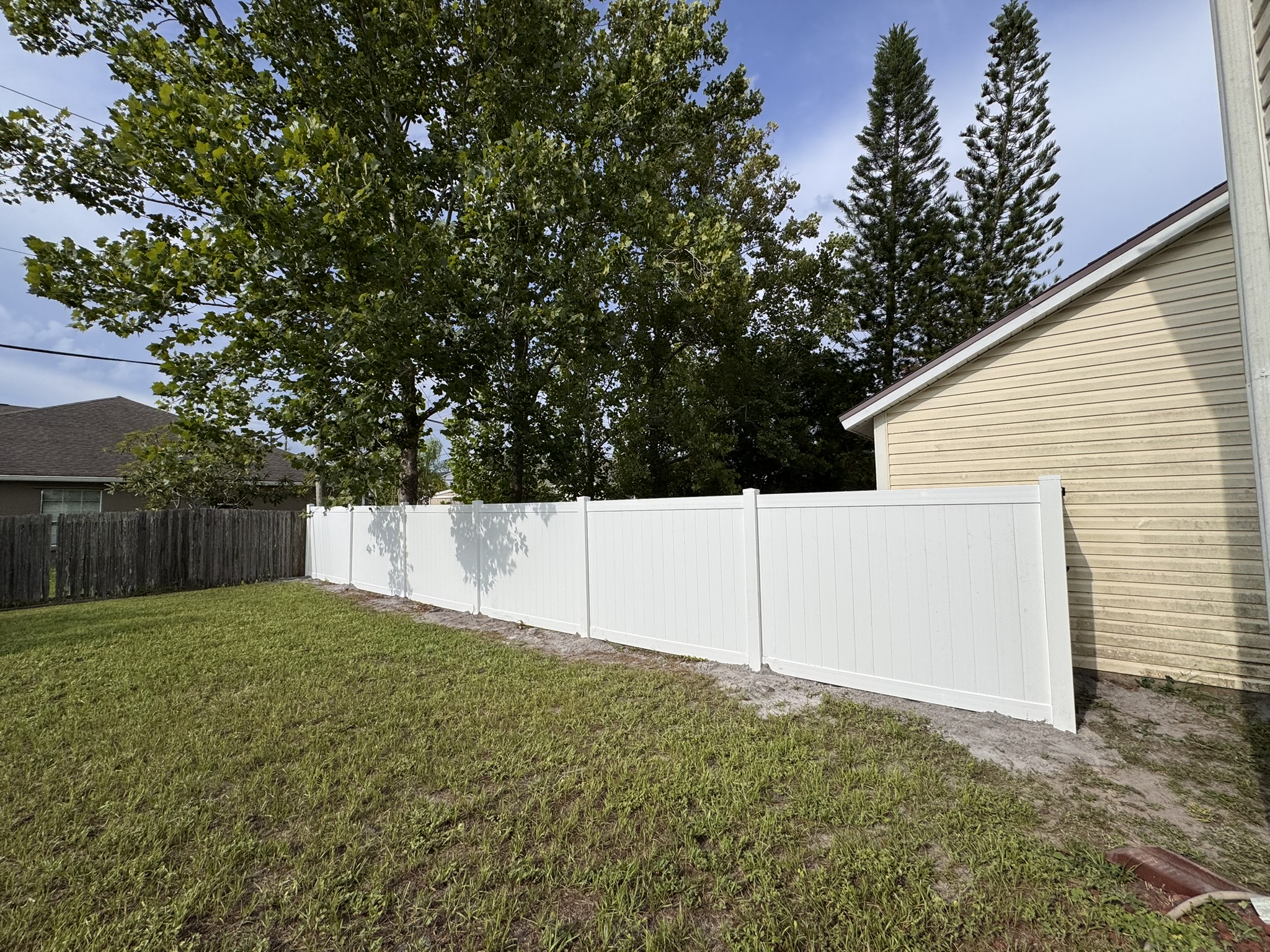 New White Vinyl Fence Installation in East Orlando: The Ultimate Solution for Privacy and Durability
