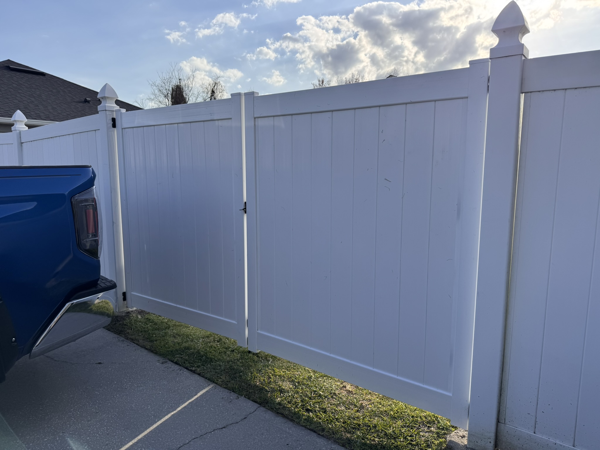 Custom White Vinyl Gate Installation in Saint Cloud: The Perfect Blend of Durability and Style