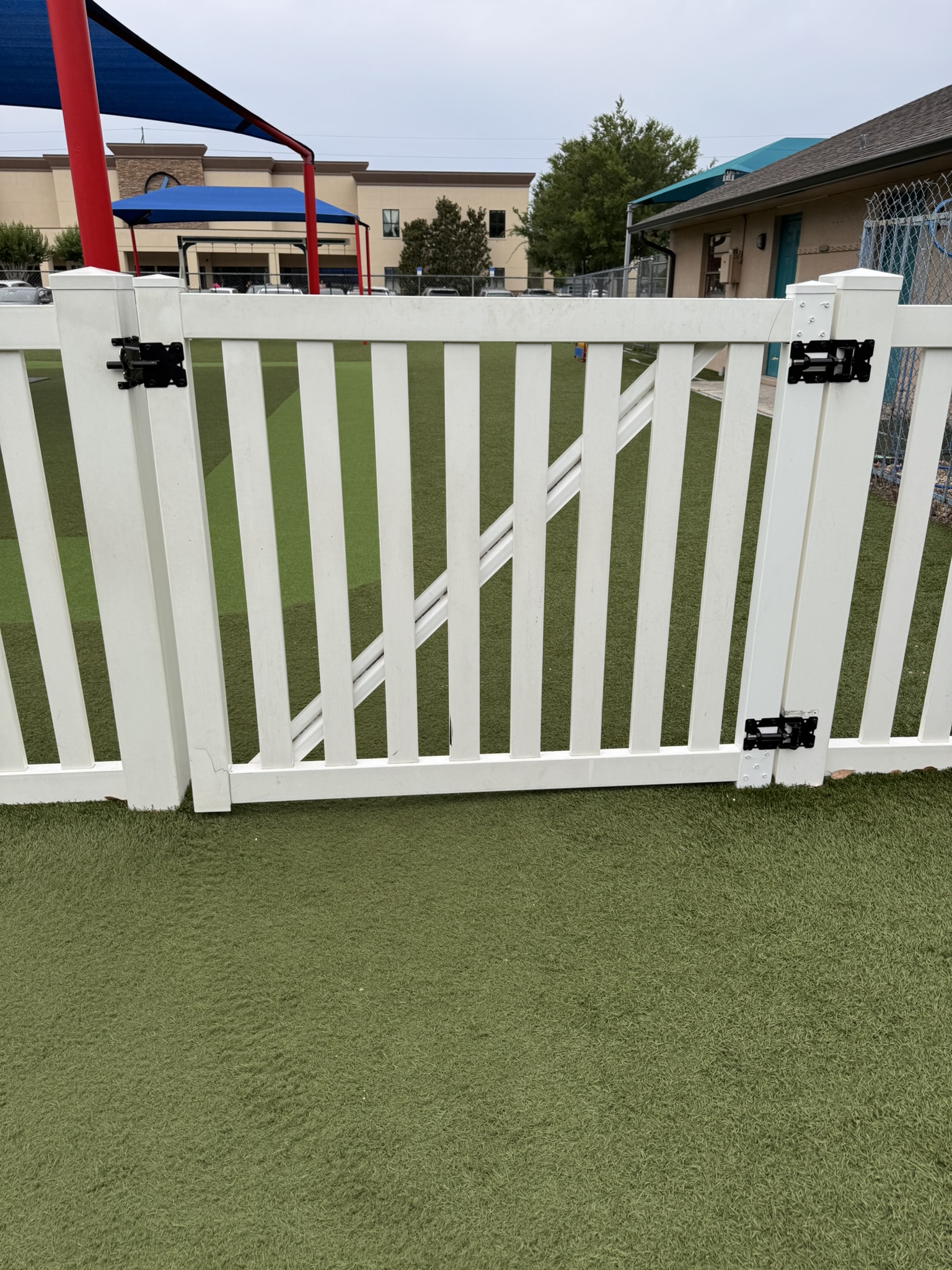 Expert Vinyl Picket Fence Gate Repair in Orlando: Ensuring Longevity and Function